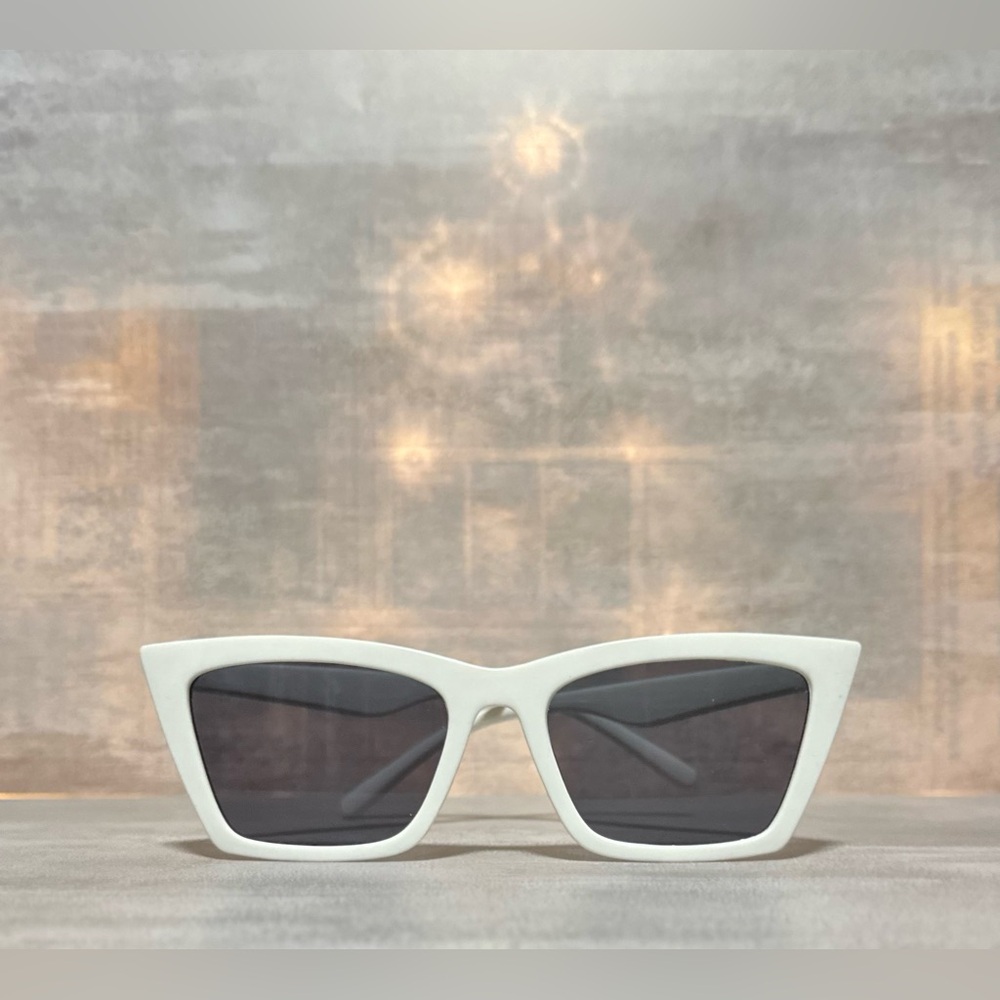🍀White Cat-Eye Sunglasses with Geometric Design